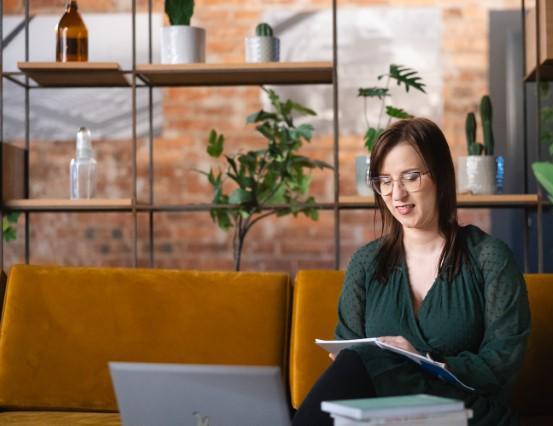 Business English with German, studia I stopnia, licencjackie i inżynierskie: studentka czytająca książkę