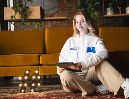 Our values | WSB Merito University in Chorzów: studentka z tabletem