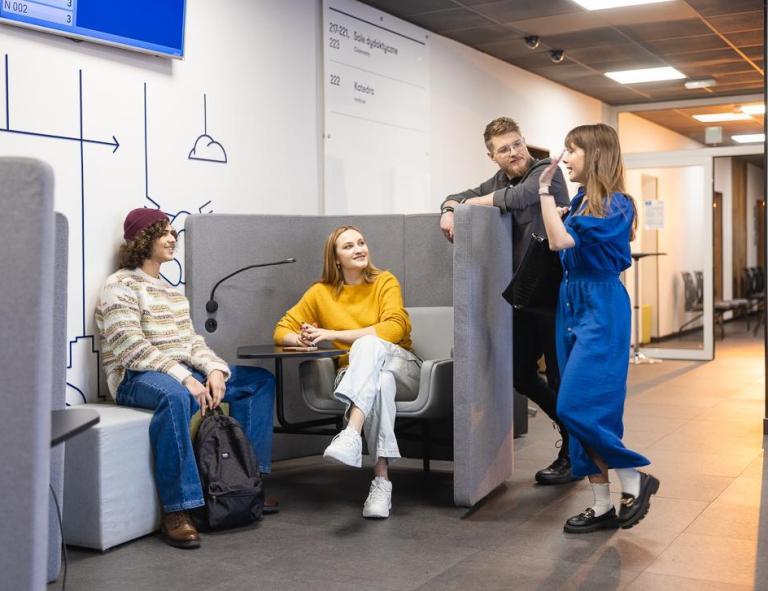 Student zone | WSB Merito University in Chorzów: Studenci UWS Merito w czasie przerwy