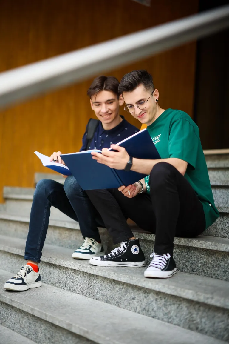 Bachelor's degree | WSB Merito University in Chorzów: Dwóch studentów na schodach z książką