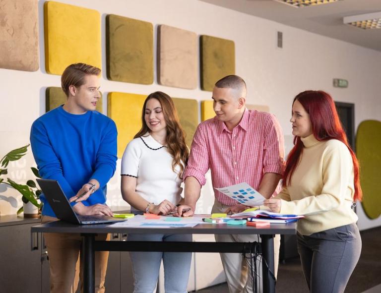 Student Council | WSB Merito University in Chorzów: studenci pracują w grupie nad projektem