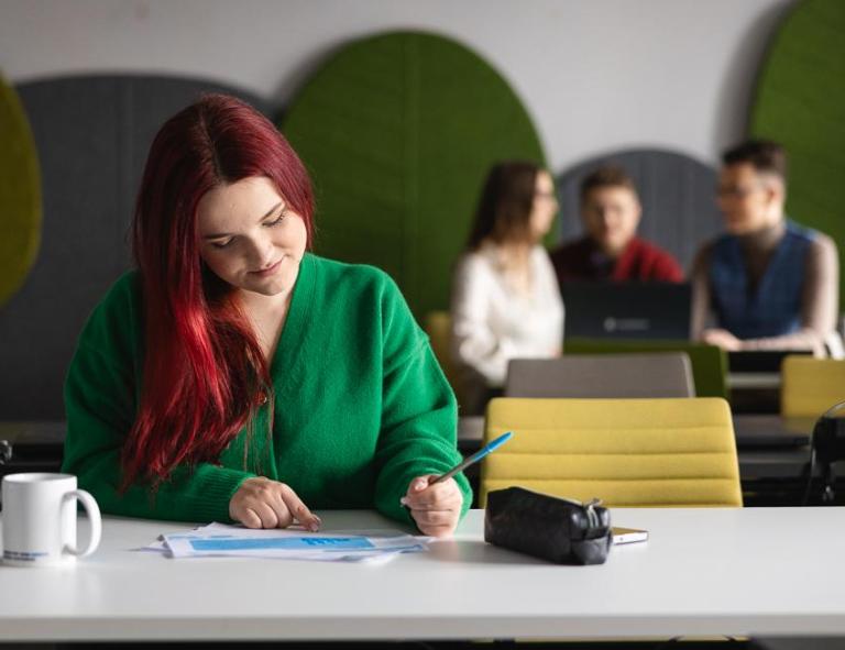 Innovative Marketing, studia I stopnia, licencjackie i inżynierskie: studentka analizuje tabelę danych na zajęciach