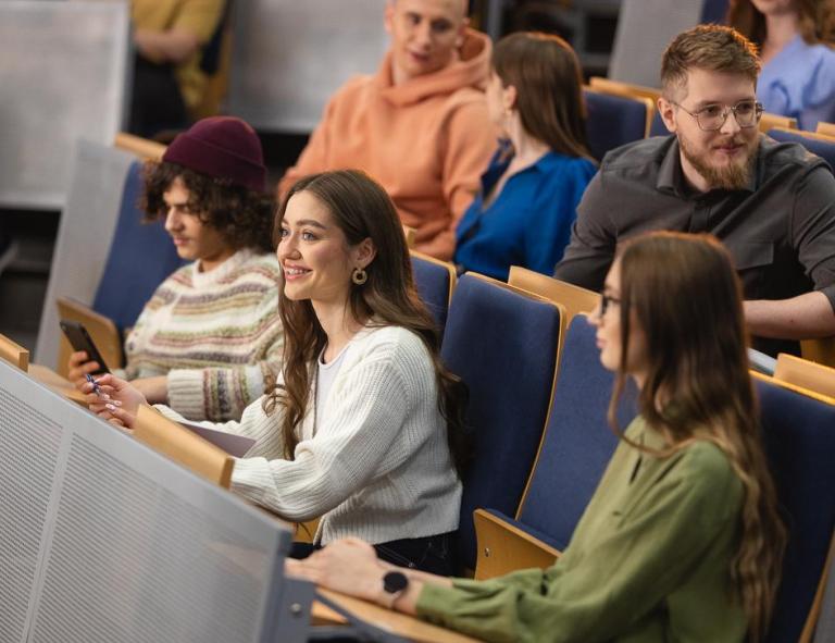 Who we are | WSB Merito University in Chorzów: studenci siedzą w auli wykładowej