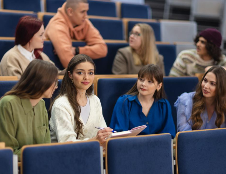 Student Council | WSB Merito University in Chorzów: studenci uczący się na auli wykładowej