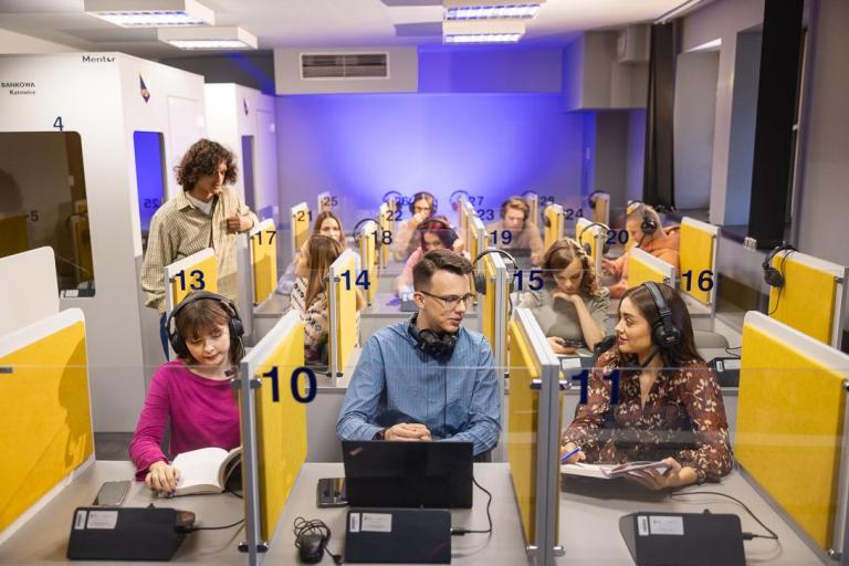 Digital university | WSB Merito University in Chorzów: studenci siedzą w sali do tłumaczeń 