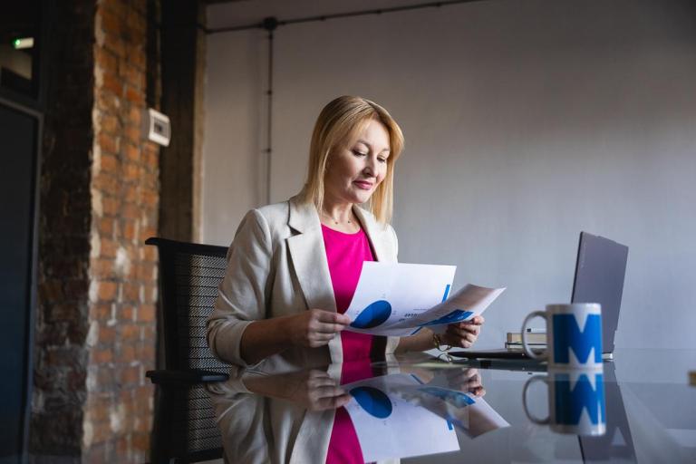 Rankings and accreditations | WSB Merito University in Chorzów: uczestniczka studiów podyplomowych analizująca wykresy