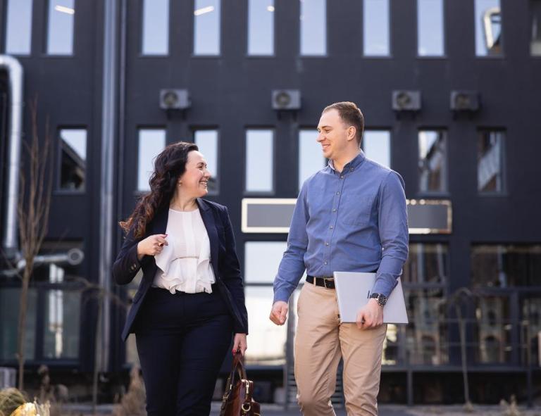 Academic promotions | WSB Merito University in Chorzów: uczestnicy studiów podyplomowych konsultujący projekt