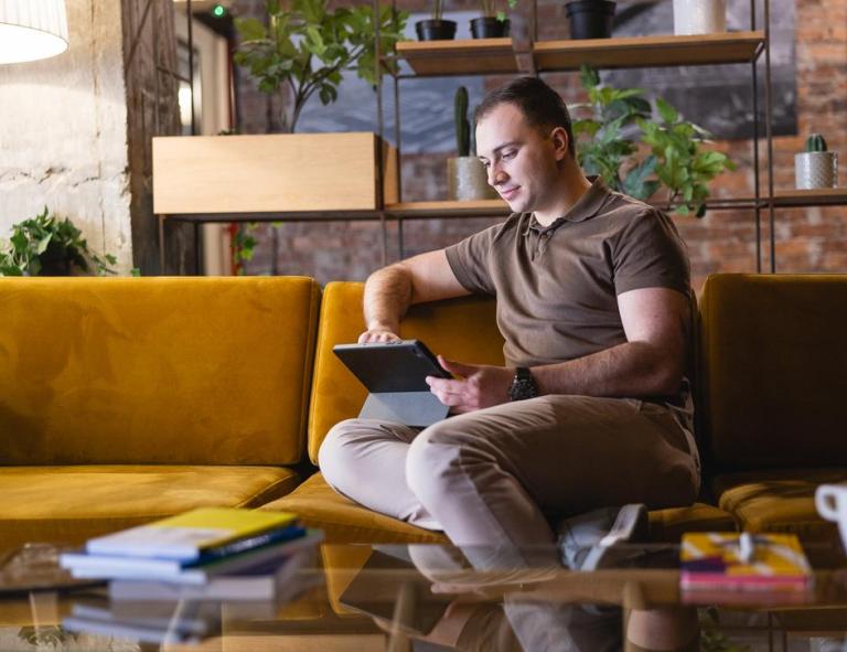 Digital university | WSB Merito University in Chorzów: uczestnik studiów podyplomowych uczący się