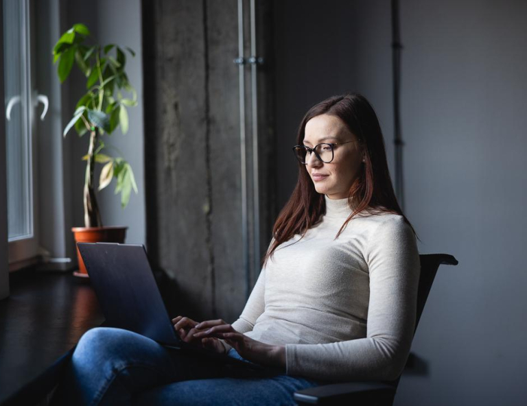 Digital university | WSB Merito University in Chorzów: uczestniczka studiów podyplomowych uczestnicząca w zajęciach online