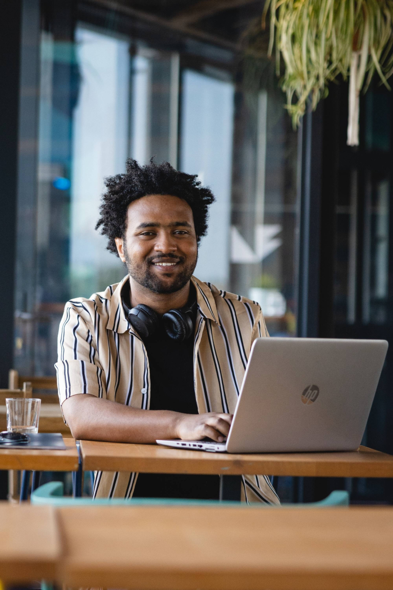 Required language certificates | WSB Merito University in Chorzów: An international student with a laptop