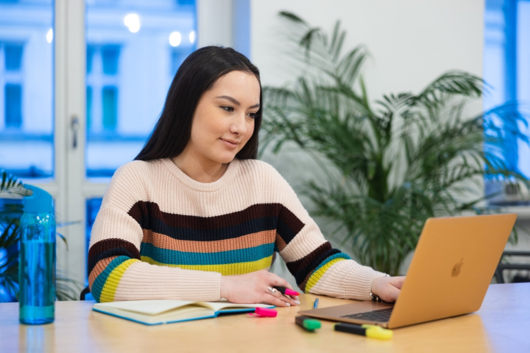 MeritoGO – Frequently Asked Questions (FAQ) | WSB Merito University in Chorzów: Student working with MeritoGo