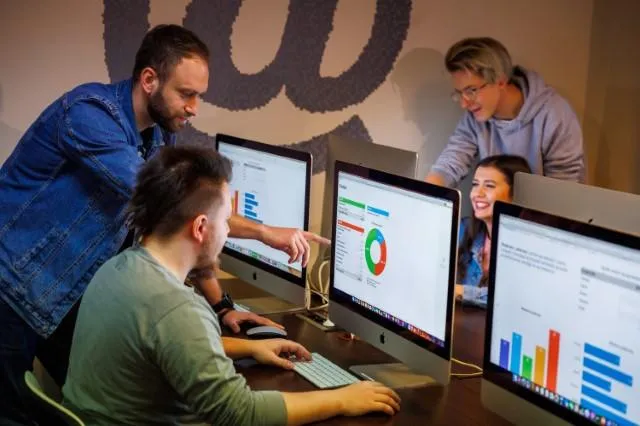 Logistics | WSB Merito University in Chorzów: studenci siedzący przy komputerze