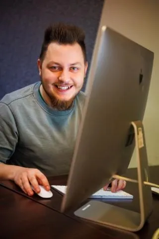 Logistics and International Forwarding | WSB Merito University in Chorzów: student siedzący przy komputerze