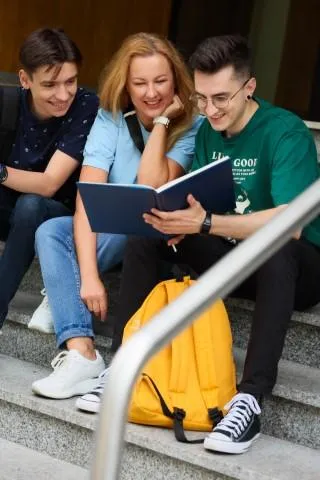 Human Resource Management | WSB Merito University in Chorzów: studenci czytający książkę