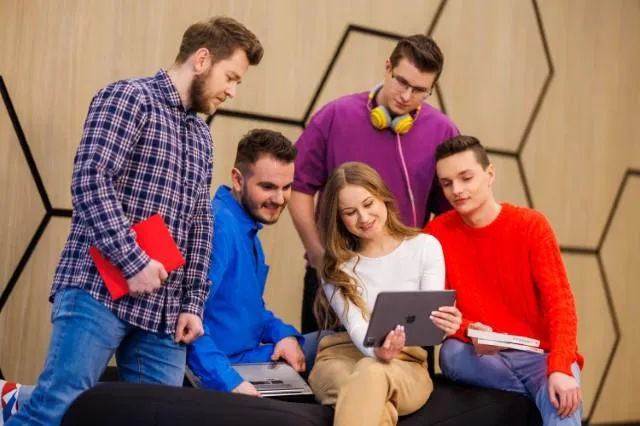 Business English with German | WSB Merito University in Chorzów: studenci oglądający coś na tablecie