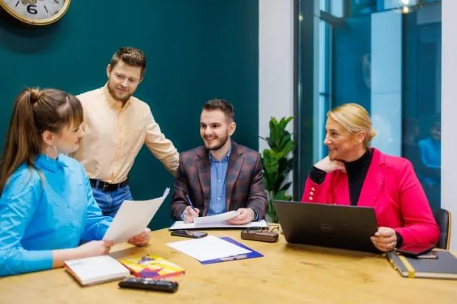 Logistics of Trade and Distribution | WSB Merito University in Chorzów: studenci prowadzący dyskusję