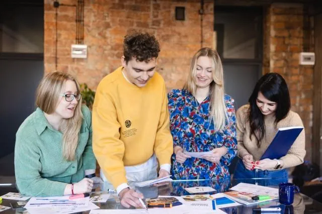 Sales Strategies and Techniques | WSB Merito University in Chorzów: studenci omawiający projekt zaliczeniowy