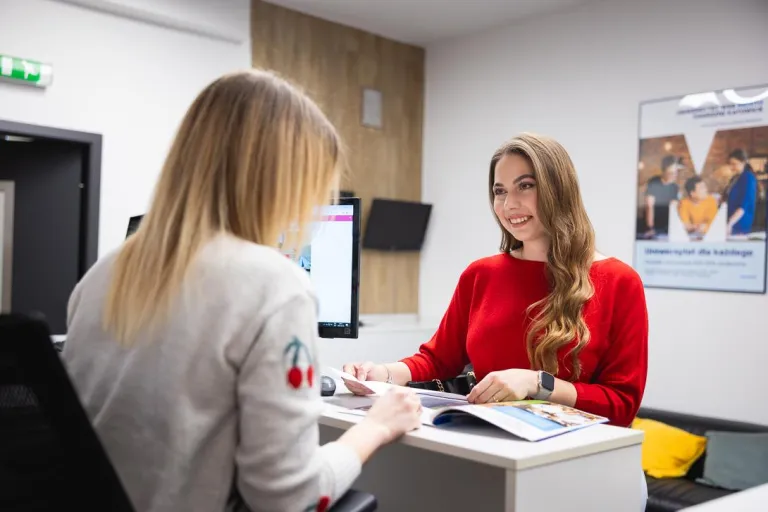 Human Resource Management | WSB Merito University in Chorzów: studentka rozmawiająca z pracownikiem działu rekrutacji
