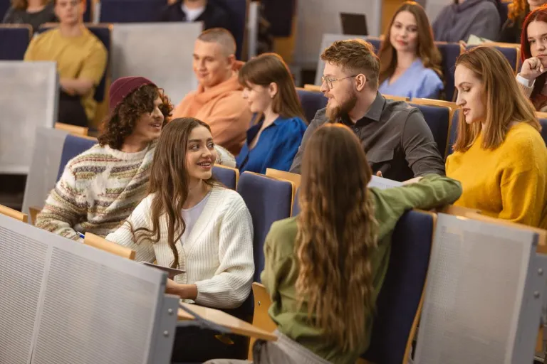 English for Business Purposes | WSB Merito University in Chorzów: studenci siedzą w auli wykładowej 