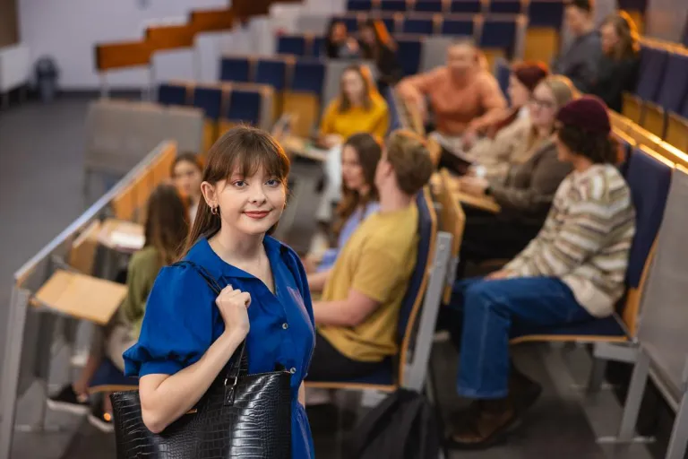 Business English with German | WSB Merito University in Chorzów: studentka stojąca na auli wykładowej