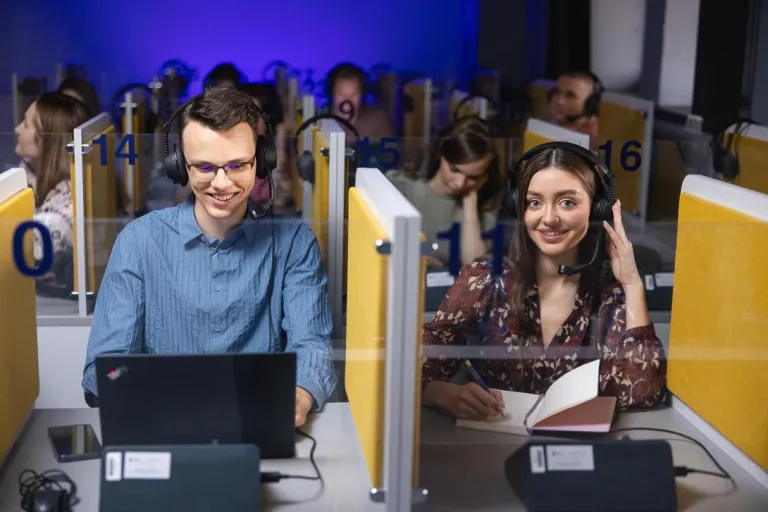 Management | WSB Merito University in Chorzów: dwoje studentów uczących się w sali do tłumaczeń