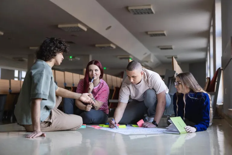 Logistics | WSB Merito University in Chorzów: studenci pracujący nad projektem w auli wykładowej