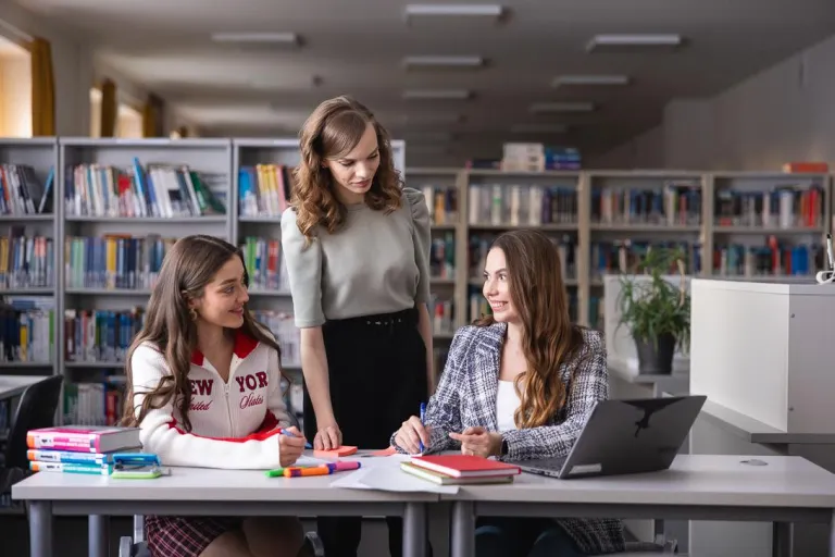 English for Business Purposes | WSB Merito University in Chorzów: Studentki rozmawiające w bibliotece 