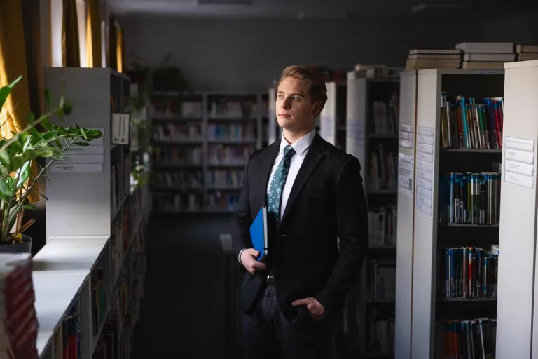 Marketing and Sales | WSB Merito University in Chorzów: Student stojący w bibliotece