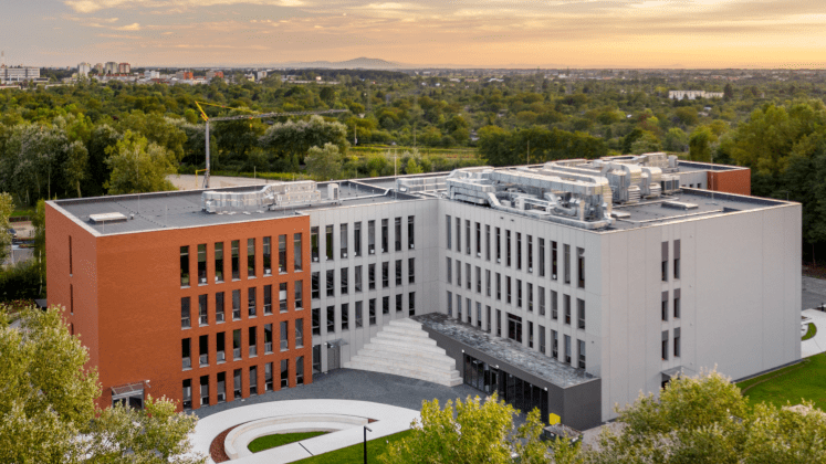 WSB Wrocław niebo kampus uniwersytet technologia nauka badania