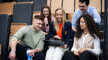 Information Technology | WSB Merito Gdańsk University: Grupa studentów w sali wykładowej