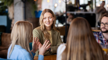 Investment Psychology, studia I stopnia, licencjackie i inżynierskie: Studenci w kawiarni podczas rozmowy