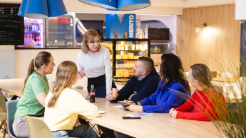 Investment Psychology | WSB Merito Gdańsk University: Studenci w kantynie