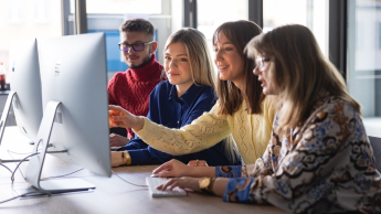 Software Development, studia I stopnia, licencjackie i inżynierskie: Grupa studentów siedzi przy komputerach