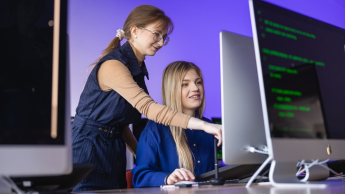 Information Technology | WSB Merito Gdańsk University: Studentki przy dużym ekranie 