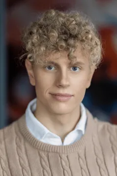 Search results | WSB Merito Gdańsk University: Portret studentka o krótkich blond lokach