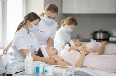 Our campus | WSB Merito Gdańsk University: studentki-kosmetologii