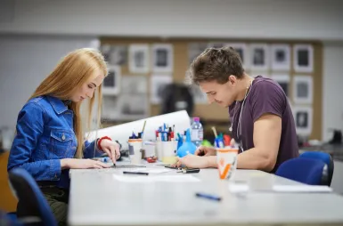 Our campus | WSB Merito Gdańsk University: Studenci podczas warsztatów z grafiki 