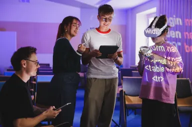 Our campus | WSB Merito Gdańsk University: Grupa studentów podczas warsztatów z symulacji VR