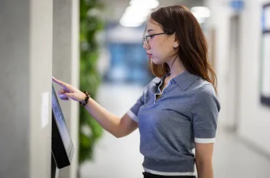 Search results | WSB Merito Gdańsk University: Studentka przy ekranie dotykowym