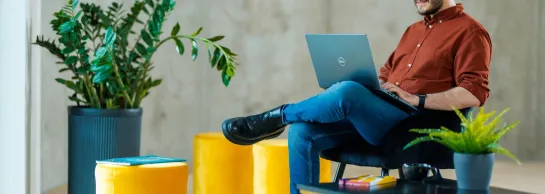 Erasmus+ | WSB Merito Gdańsk University: Mężczyzna z laptopem na kolanach