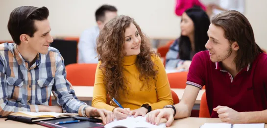 Master’s degree | WSB Merito Gdańsk University: Studenci rozmawiają podczas zajęć