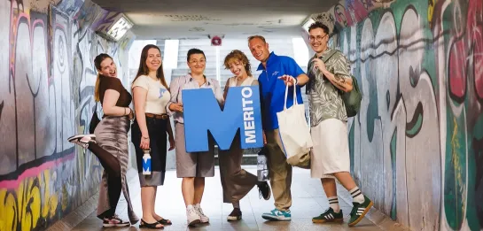 Bachelor's degree | WSB Merito Gdańsk University: Studenci w tunelu pod SKMką z sygnetem M