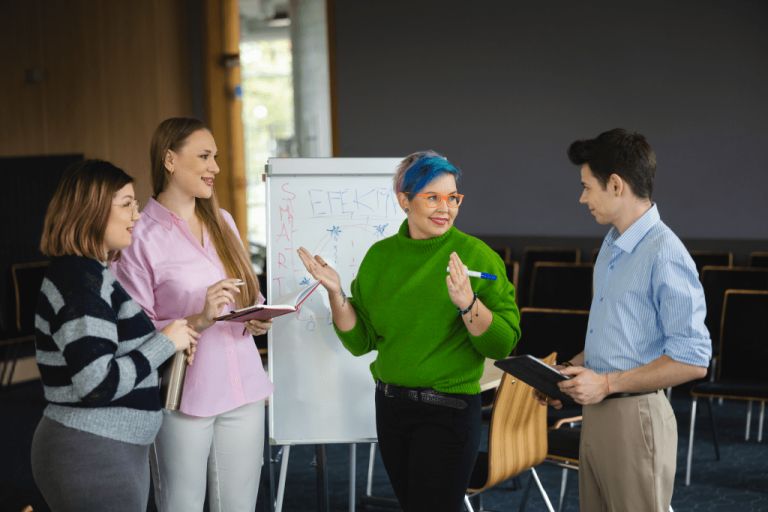 Our values | WSB Merito Gdańsk University: Grupa studentów przy tablicy