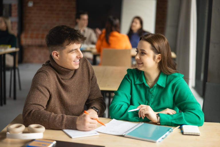 Transfer from another university | WSB Merito Gdańsk University: dwoje studentów w trakcie rozmowy