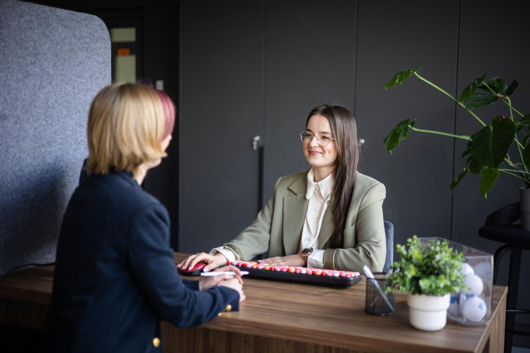 Student Services Office | WSB Merito Gdańsk University: Pracownica uniwersytetu obsługuje studentkę