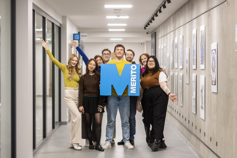 Bachelor's degree | WSB Merito Gdańsk University: Zdjęcie grupowe studentów na korytarzu z sygnetem "M"