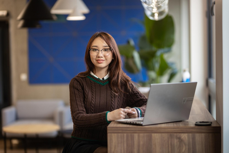 Management, studia I stopnia, licencjackie i inżynierskie: Studentka o azjatyckiej urodzie siedzi przy laptopie