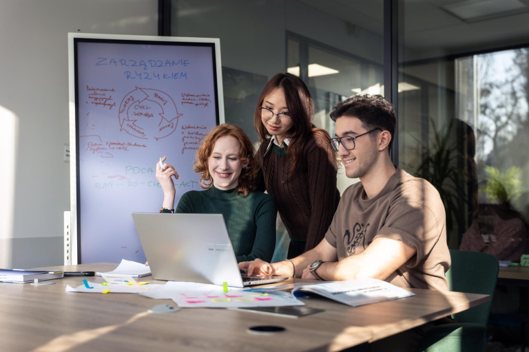 Search results | WSB Merito Gdańsk University: Studenci siedzą przy komputerze i wykonują wspólnie jakieś zadanie