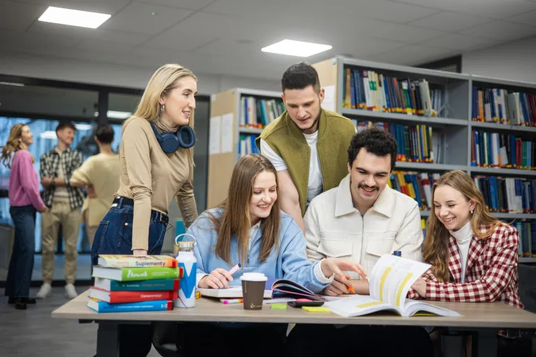 Rankings and accreditations | WSB Merito Gdańsk University: Studenci w bibliotece podczas wspólnej przerwy
