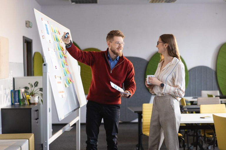 Search results | WSB Merito Gdańsk University: Wykładowca tłumaczy studentce temat przy tablicy